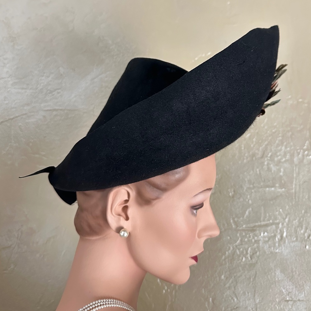 MAGNIFICENT 1940's BLACK FELT HAT WITH UPTURNED BRIM + MULTICOLOR FEATHER "WINGS - Picture 4 of 13